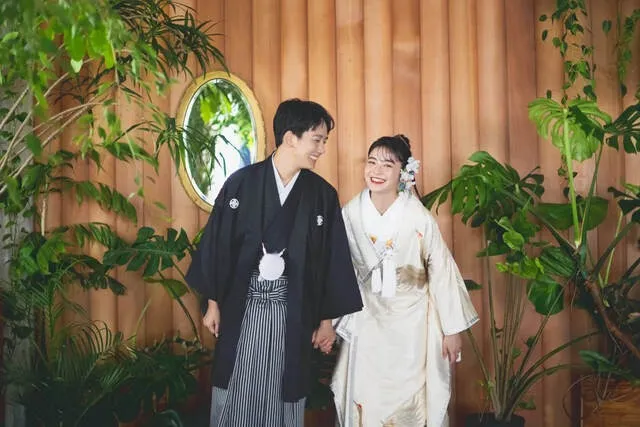 和風の装いで笑顔の新郎新婦