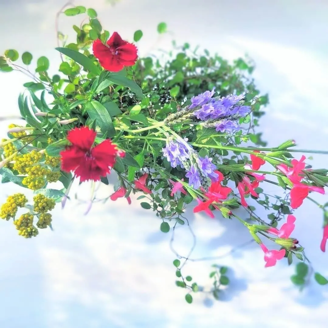 色とりどりの花束がテーブルに置かれている