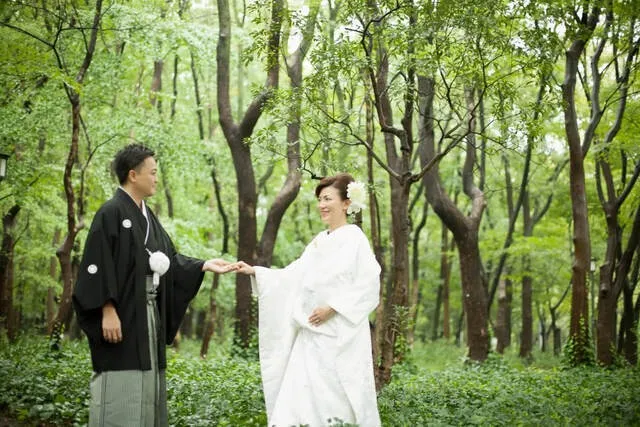 森の中で伝統衣装の新郎新婦