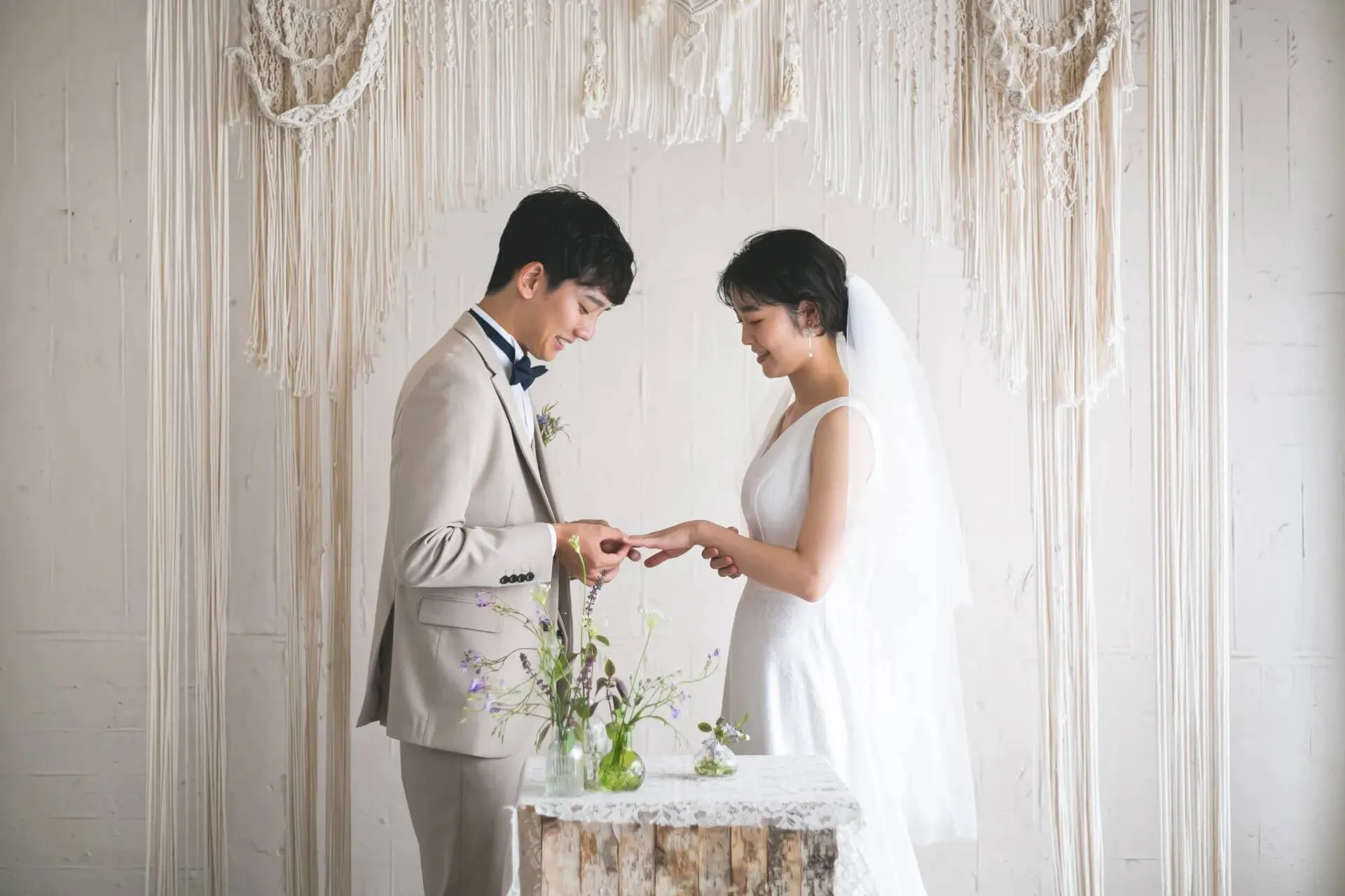 結婚式で指輪を交換するカップル