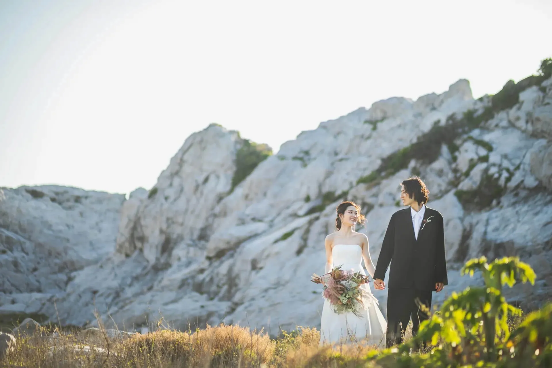 自然の中で並ぶ結婚式のカップル